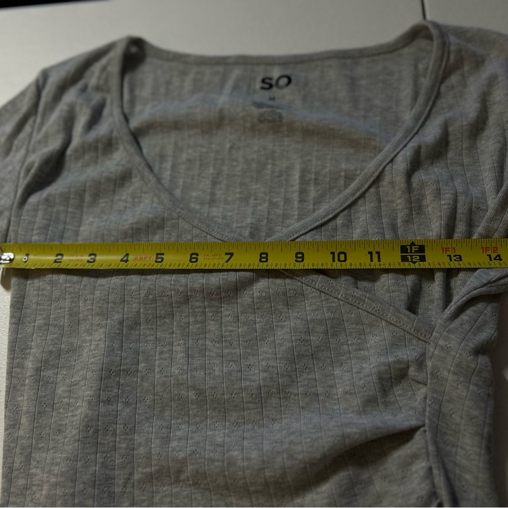 SO Womens Medium Gray Ribbed Wrap Style Top Long Sleeve V Neck Lettuce Hem - Picture 4 of 10